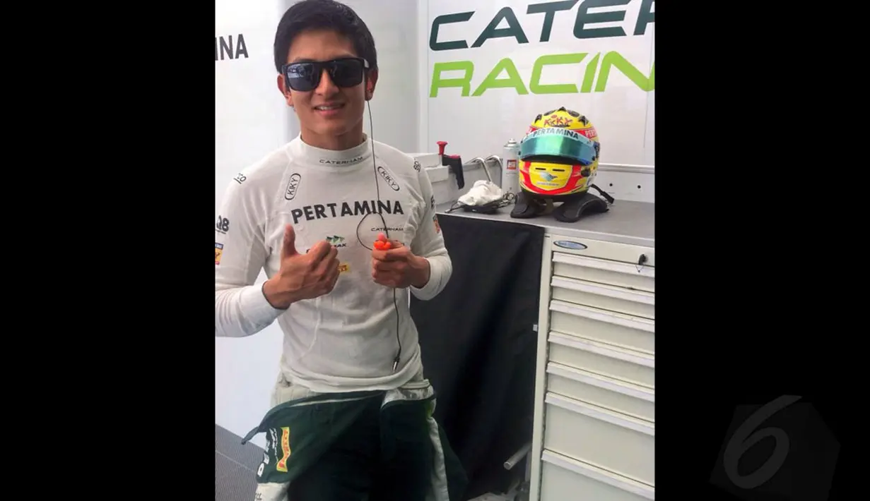 Pembalap Indonesia, Rio Haryanto, bersantai mendengarkan musik sesaat jelang berlaga di Sirkuit Monza, Italia, (7/9/2014). (Liputan6.com/Nurseffi Dwi Wahyuni)