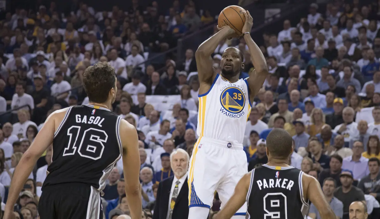 Golden State Warriors forward, Kevin Durant #35 melakukan percobaan tembakan ke jaring San Antonio Spurs pada laga perdana NBA di Oracle Arena, Rabu (26/10/2016) WIB. (Reuters/Kyle Terada-USA TODAY Sports)