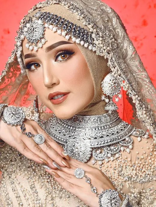 Potret menawan Adelia Pasha dibalut kain sari. Bak pengantin India, Adelia tampil totalitas penuh gaya dengan kain sari cokelat yang dipenuhi payet dan batu-batu berkilauan, aksesori lengkap, dan makeup bold yang sempurna. [Foto: Instagram/adeliapasha]