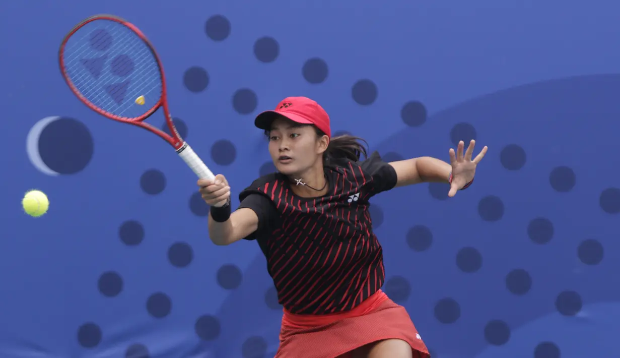 Ganda Indonesia, Priska Nugroho / Rifanty Kahfiani, saat melawan Peangtarin Plipuech / Tamarine Tanasugarn pada SEA Games 2019 di Kompleks Rizal Memorial, Kamis (5/12). Ganda Indonesia kalah 4-6, 7-6 dan 5-10. (Bola.com/M Iqbal Ichsan)
