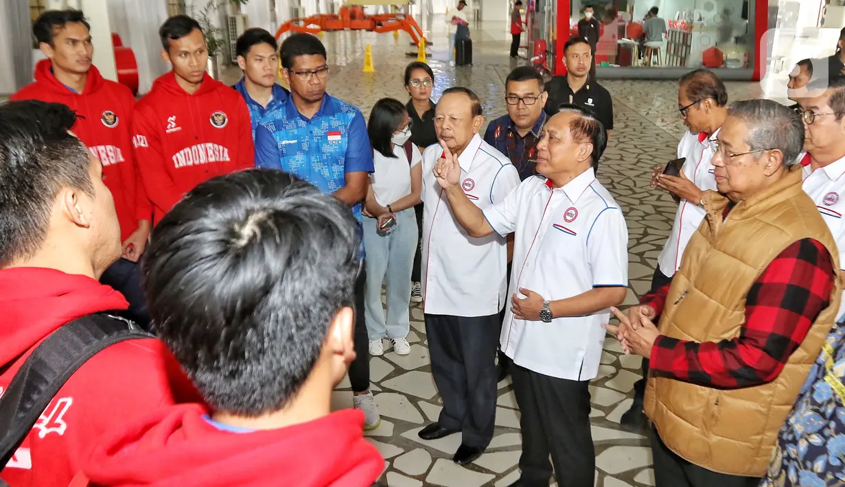 Prestasi ini pun direspons gembira oleh Ketua Umum PP PBVSI Imam Sudjarwo. Didampingi oleh Presiden ke-6 RI Susilo Bambang Yudhoyono (SBY), sosok yang menduduki kursi tertinggi federasi periode 2023-2027 itu menyambut kedatangan Timnas Voli Putra Indonesia di Terminal 3 Bandara Soekarno-Hatta. (Liputan6.com/Angga Yuniar)