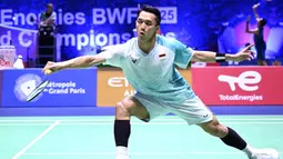 Jonatan Christie unggul dua gim langsung (21-15, 21-5) atas Matthias Kicklitz pada pertandingan yang digelar di Adidas Arena, Paris, Selasa 26 Agustus 2025. (Bertrand GUAY/AFP)