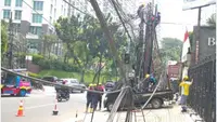 Tiang listrik yang dipenuhi kabel semrawut kebakaran sudah padam