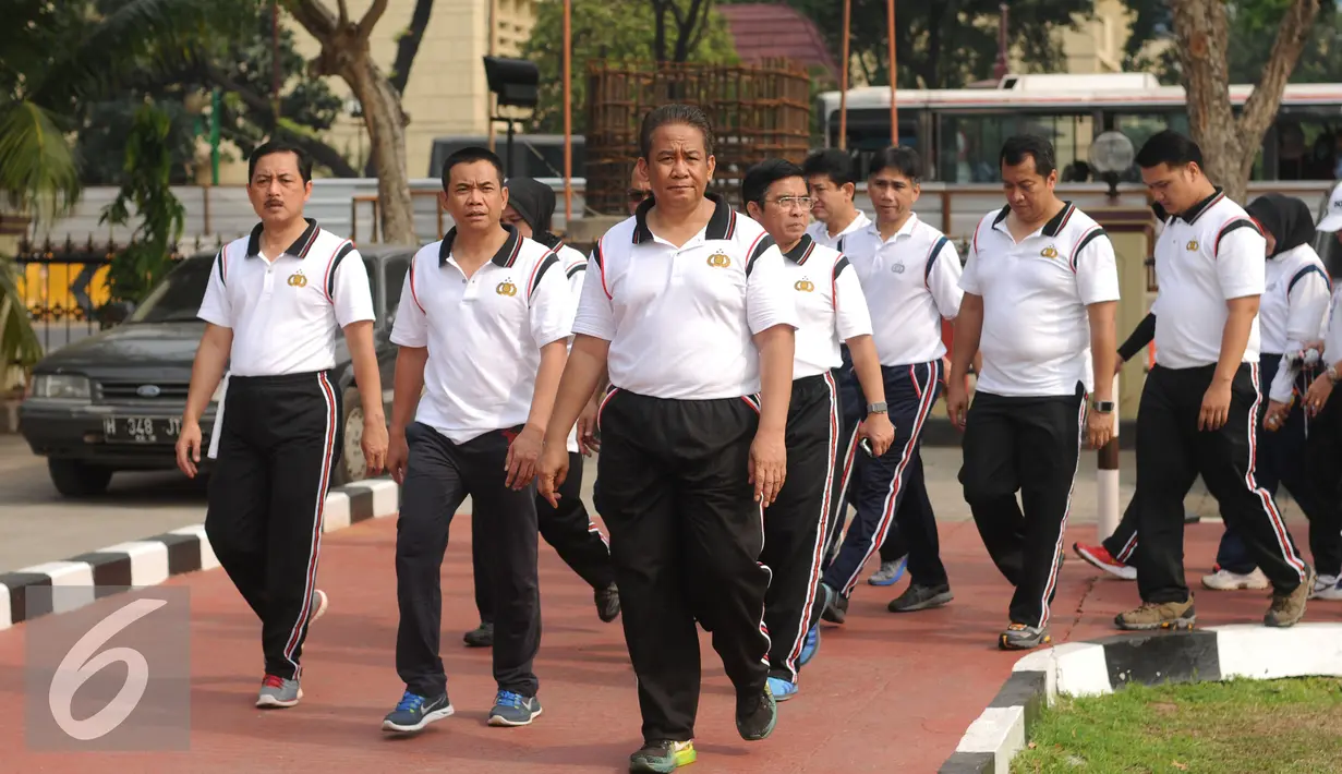 Kabareskrim Mabes Polri, Komjen Pol Anang Iskandar (depan) beserta jajaran melakukan jalan sehat di Lapangan Bhayangkara, Jakarta, Jumat (6/11/2015). Hal ini bertujuan menjaga kebugaran dan menjalin suasana kekeluargaan. (Liputan6.com/Helmi Fithriansyah)