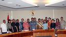 Mendag, Rachmat Gobel berfoto bersama dengan Asosiasi Pengusaha Indonesia (Apindo) usai penandatanganan Nota Kesepahaman (MoU) antara Kemendag dengan Apindo di Gedung Kemendag, Jakarta, Senin, (13/4/2015).  (Liputan6.com/Helmi Afandi)