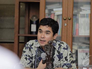 Sekjen Aliansi Jurnalis Independen (AJI), Arfi Bambani, menyampaikan keterangan dalam konferensi pers di Jakarta, Selasa (23/12/2014). (Liputan6.com/Faizal Fanani)
