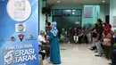Sejumlah pasien usai menjalani operasi katarak di RS Bhayangkara Brimob, Depok, Jawa Barat, Sabtu (9/1/2016). Rayakan HUT ke-21, Indosiar gelar acara pengobatan gratis dan operasi katarak di 21 titik. (Liputan6.com/Yoppy Renato)