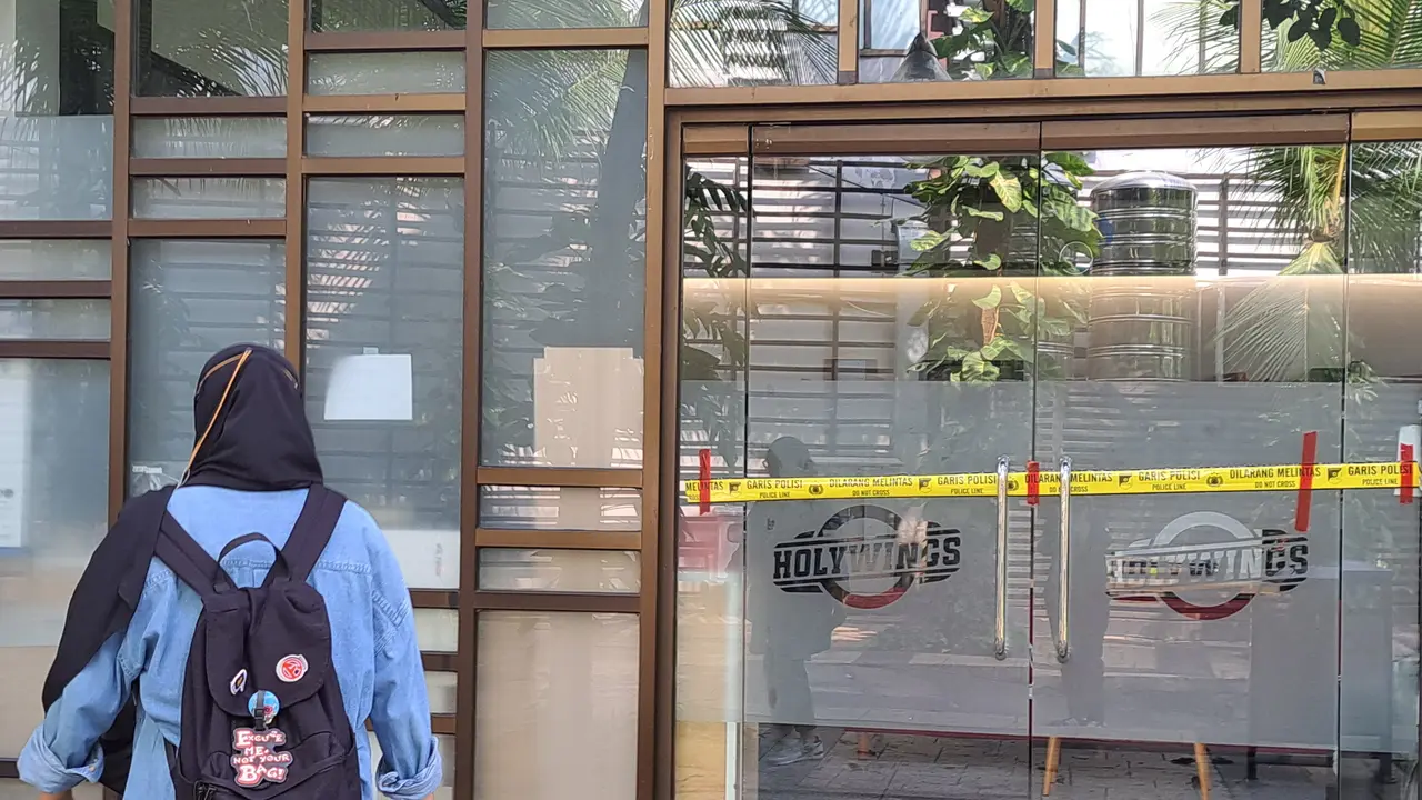Kantor Pusat Holywings di BSD Tangerang dipasang garis polisi. (Liputan6.com/Pramita Tristiawati)
