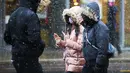 Orang-orang yang mengenakan masker terlihat di sebuah jalan di Toronto, Kanada, pada 22 November 2020. Hingga Minggu (22/11) malam, Kanada melaporkan total 330.503 kasus dan 11.455 kematian karena COVID-19, menurut CTV. (Xinhua/Zou Zheng)