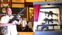 Menteri Pertahanan Ryamizard Ryacudu saat mencoba senjata baru produksi Pindad usai peresmian senjata baru di Gedung Kementerian Pertahanan, Jakarta, Kamis (9/6). (Liputan6.com/Angga Yuniar)