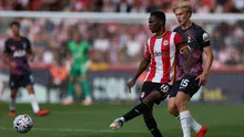 Gelandang Brentford asal Mali bernomor punggung 18, Mamadou Sangare, mengoper bola dalam pertandingan Liga Inggris antara Brentford dan Tottenham Hotspur di Stadion Gtech Community, London, pada 22 Agustus 2026. (Adrian Dennis/AFP)