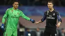 Keylor Navas pernah mempersembahkan tiga trofi Liga Champions dan satu gelar Liga Spanyol untuk Los Blancos bersama Cristiano Ronaldo. Pada tahun 2019 lalu, Navas resmi menjadi kiper Paris Saint-Germain dan saat ini akan menjadi rekan satu tim Lionel Messi. (Foto: AFP/Filippo Monteforte)