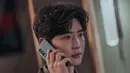 Lee Jong Suk dalam Big Mouth. (MBC via Soompi)