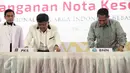 Presiden Partai Keadilan Sejahtera (PKS) Mohamad Sohibul Imam (kiri) bersama Kepala Badan Narkotika Nasional (BNN) Budi Waseso menandatangani nota kesepahaman saat mengikuti Tasyakur Milad ke-18 PKS di Jakarta, Minggu (24/4). (Liputan6.com/Faizal Fanani)