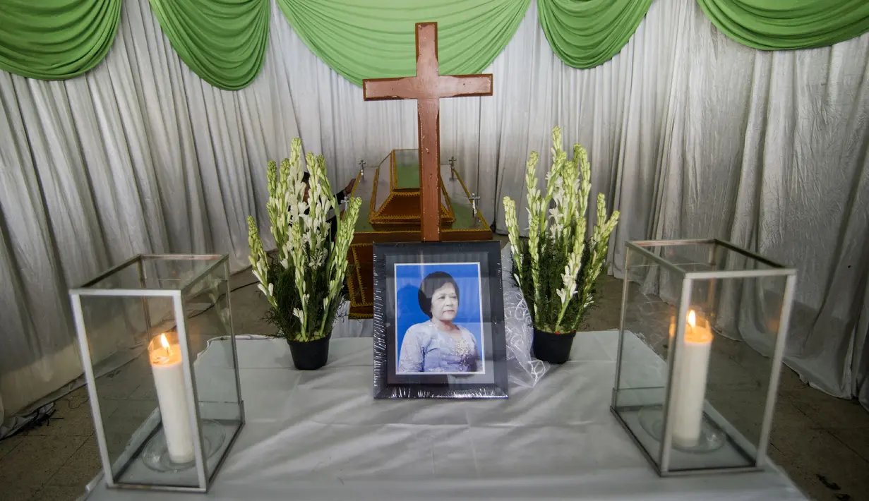 Foto mendiang Sri Puji, salah satu korban meninggal dalam serangan di Gereja Pantekosta, Surabaya, Jawa Timur, Senin (14/5). Bom bunuh diri menyerang tiga gereja di Surabaya pada Minggu, 13 Mei 2018. (AFP PHOTO/JUNI KRISWANTO)