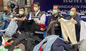 Menteri Keuangan Purbaya Yudhi Sadewa dalam konferensi pers di buffer area TPS CDC Banda, Tanjung Priok, Jakarta Utara, Selasa (23/6/2026). (Liputan6.com/Christian)