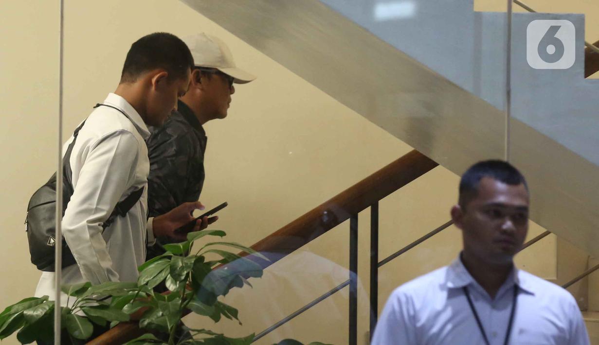 Pihak KPK memiliki waktu 1 x 24 jam untuk mengumumkan status para pihak yang terjaring OTT. Tampak dalam foto, Bupati Lampung Tengah, Ardito Wijaya (tengah) berjalan menuju ruang pemeriksaan sesaat setelah tiba di Gedung Merah Putih Komisi Pemberantasan Korupsi (KPK), Jakarta, Rabu (10/12/2025). (Liputan6.com/Helmi Fithriansyah)