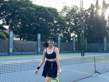 Foto yang diunggah melalui akun media sosial pribadinya, Valerie Tifanka tampak mengenakan sportbra berwarna hitam, yang menunjukkan tubuh body goals saat bermain tenis. 6am in the Morning” tulis Valerie Tifanka  (Instagram/valtifanka)