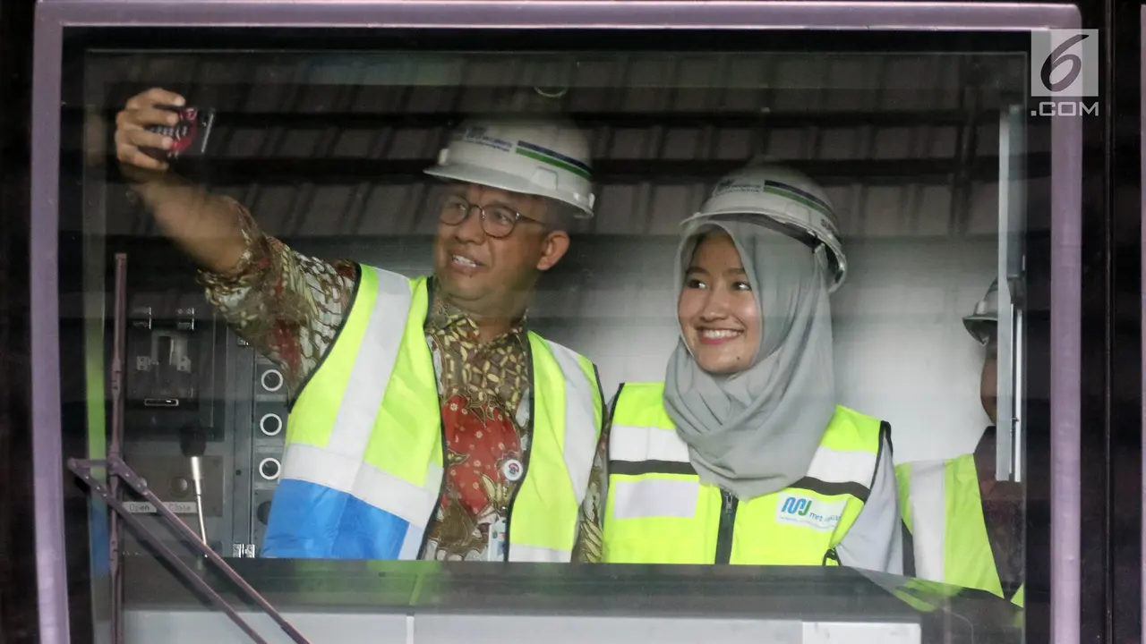 Ajak Anak, Anies Baswedan Jajal Kereta MRT di Depo Lebak Bulus
