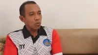 Nus Yadera, gelandang jangkar pernah mewarnai kompetisi sepak bola tanah air dari era Galatama sampai Liga Indonesia dalam obrolan dengan YouTube Omah Balbalan. (Bola.com/Abdi Satria)