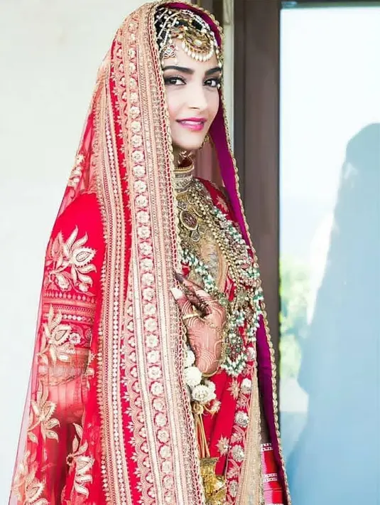 Setelah menikah, Sonam Kapoor akan menyandang nama sang suami. Nama model video klip Hymn for the Weekend menjadi Sonam Kapoor-Ahuja. (Foto: instagram.com/instafashion___bollywood)