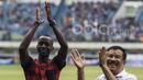 Manajer Persib Bandung, Umuh Muchtar, bersama Makan Konate, menyapa Bobotoh sebelum laga uji coba melawan Bali United di Stadion GBLA Bandung, Jawa Barat, Sabtu (8/4/2017). Kembali ke Bandung, Konate disambut meriah. (Bola.com/Vitalis Yogi Trisna)