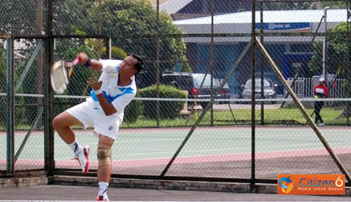 Citizen6, Cilangkap: Tim Tenis Lapangan Kolinlamil berhasil masuk babak semifinal dalam Porwilbar 2012 menjadi runner up di pool B setelah ditahan Tim Koarmabar, di lapangan Tenis Mabesal, Cilangkap Jakarta Timur, Jumat (8/6). (Pengirim: Dispenkolinlamil)