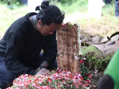 Berusaha Tegar, Reza Arap dan Sahabat Antar Lula Lahfah ke Tempat Peristirahatan Terakhir