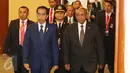 Presiden Joko Widodo (Jokowi) bersama Presiden Afrika Selatan Jacob Zuma (kanan) memasuki ruang pertemuan Business Summit dalam rangkaian KTT Indian Ocean Rim Association (IORA) 2017 di Jakarta Convention Center, Senin (6/3). (Liputan6.com/Angga Yuniar)