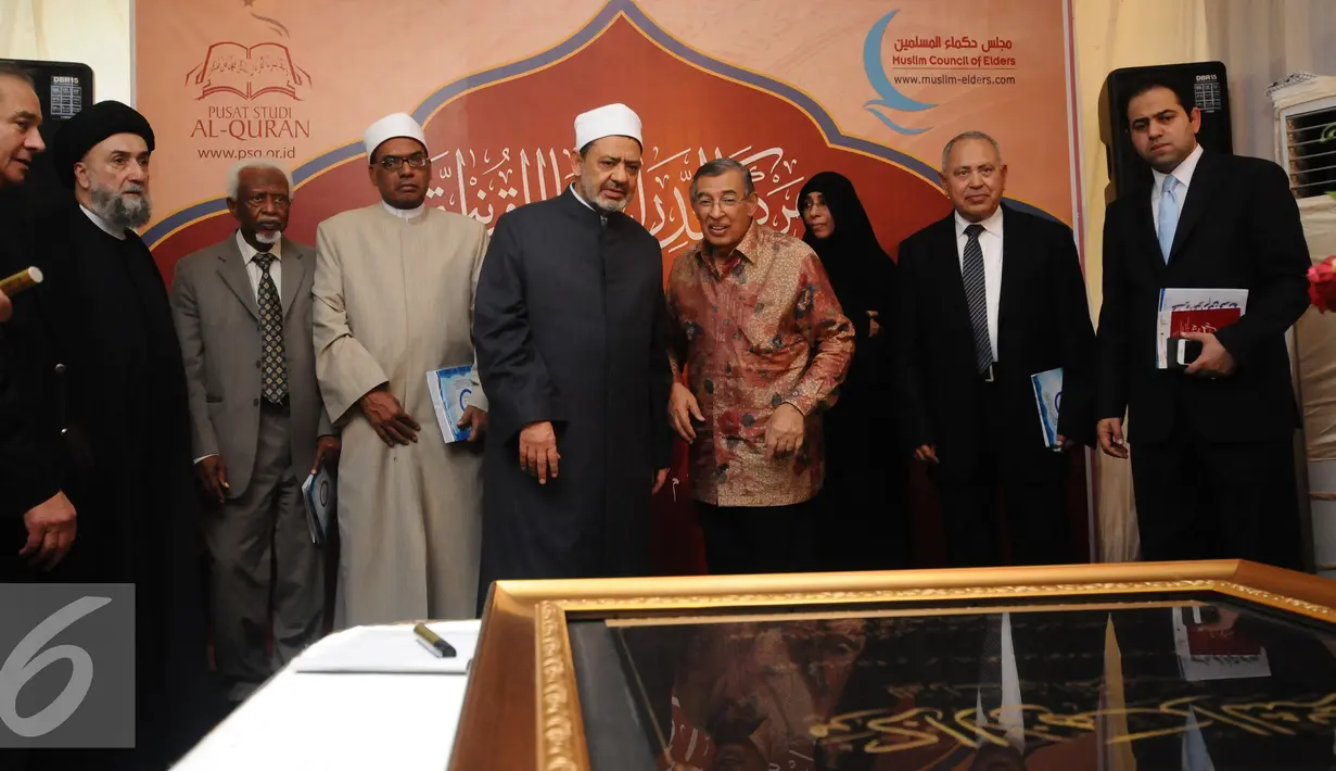 Grand Sheikh Al Azhar, Ahmed Al-Thayyeb (tengah) bersama M Quraish Shihab saat mengunjungi Pusat Studi Al Quran di Pondok Cabe, Tangerang, Selasa (23/2/2016). Ahmed Al-Thayyeb melakukan kunjungan 4 hari di Indonesia. (Liputan6.com/Helmi Fithriansyah)