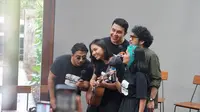 Momen kebersamaan Dere, Tulus, Kunto Aji, Idgitaf, dan Sal Priadi sebelum memulai Tur SAMA SAMA di Eldorado Dome, Kota Bandung, Minggu, 4 Mei 2025. (Dok. Tus SAMA SAMA).