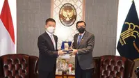 Menteri Hukum dan Hak Asasi Manusia (Menkumham) Yasonna H Laoly menerima kunjungan kehormatan dari Duta Besar China untuk Indonesia, Lu Kang, Rabu (27/4/2022). (Foto: Istimewa).