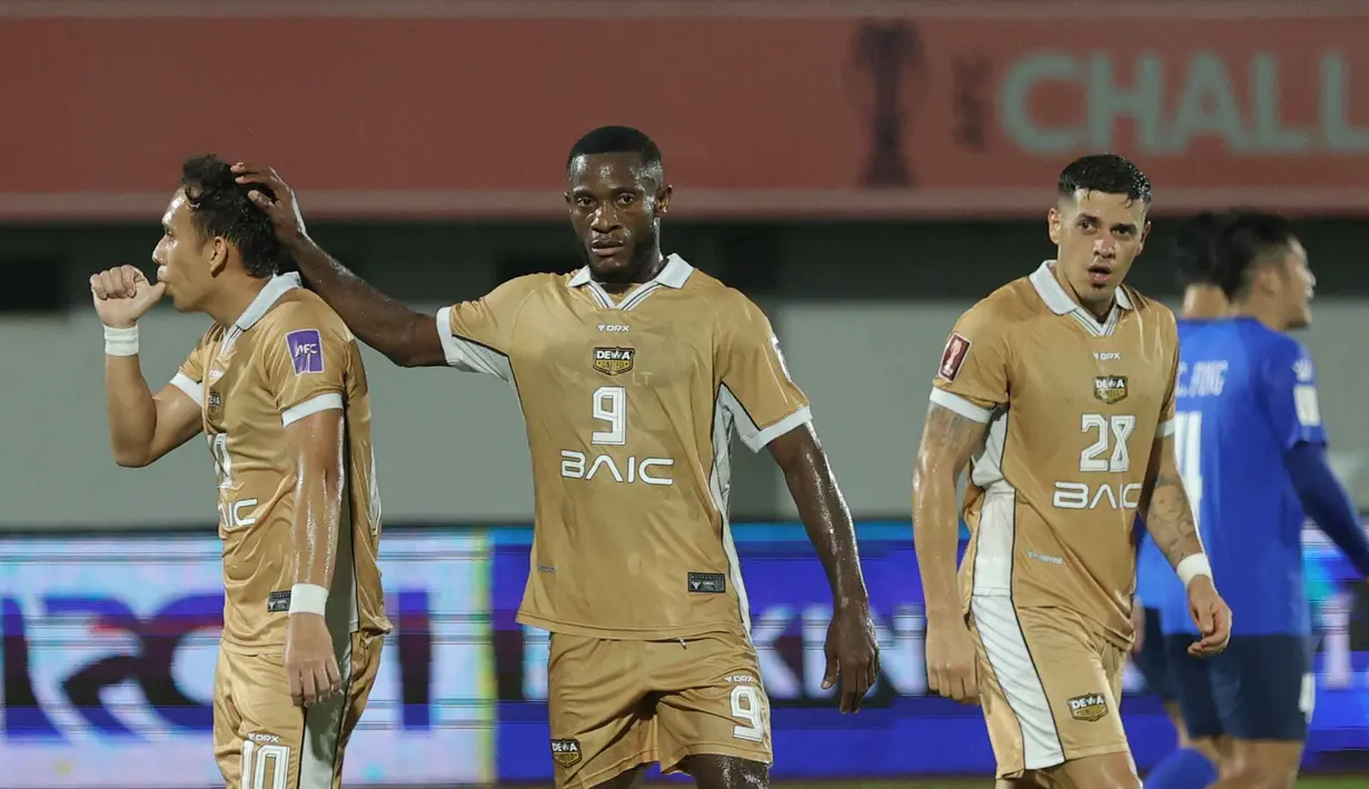 Pemain Dewa United, Egy Maulana Vikri (kiri) merayakan golnya saat melawan Tainan City FC pada matchday kedua Grup E AFC Challange League 2025-2026 di Stadion Indomilk Arena, Tangerang, Banten, Rabu (29/10/2025) malam WIB. Hingga akhir pertandingan Dewa United unggul 4-0 atas Tainan City. (Bola.com/M Iqbal Ichsan)