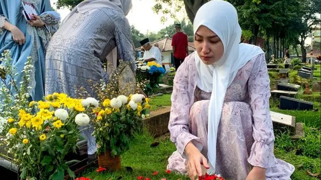 Tamara Tyasmara di makam Dante (Kapanlagi.com - M Akrom Sukarya)