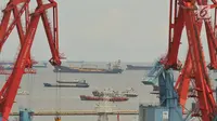 Suasana pelayaran di pelabuhan Tanjung Priok, Jakarta, Jumat (26/5). Indonesia diprediksi akan kembali mendulang surplus neraca perdagangan di April 2017 di bawah US$ 1 miliar. (Liputan6.com/Angga Yuniar)