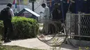 Petugas keamanan Pakistan memeriksa lokasi bom bunuh diri di taman Gulshan e Iqbal Park di Lahore, Pakistan, Senin (28/3). Lebih dari 200 orang terluka, banyak dari anak-anak  yang tewas akibat bom bunuh diri tersebut. (AFP/ARIF ALI)