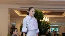 Sebastian Gunawan dalam siaran persnya menyampaikan koleksi ini mengangkat tema perubahan menuju hal yang lebih baik, dengan menghadirkan cheongsam yang memadukan estetika tradisional dengan sentuhan modern yang selaras dengan gaya hidup masa kini.[Fimela/Daniel Kampua]