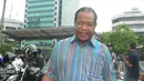 Mantan Gubernur Provinsi Papua, Barnabas Suebu berjalan usai diperiksa di Gedung KPK, Jakarta, Kamis (12/2). Barnabas diperiksa sebagai saksi untuk tersangka Lamusi Didi. (Liputan6.com/Herman Zakharia)