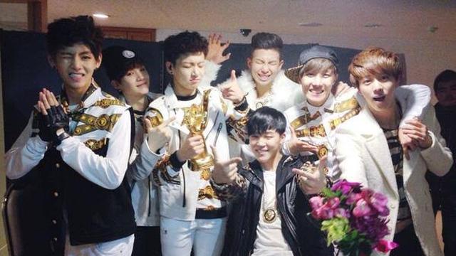 Grup K-Pop asal Korea Selatan, BTS, di event Golden Disk Awards pada tahun 2014. (Source: Twitter/@bangtgirl92)