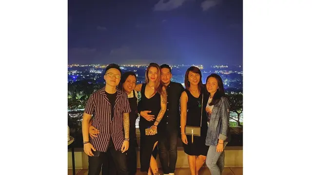 6 Potret Lawas Sheila Marcia Dilamar Dimas Akira di Singapura, Kejutan Romantis