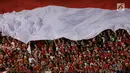 Bendera Merah Putih raksasa dibawa pendukung timnas U-22 Indonesia saat laga penyisihan Grup B melawan Timnas Vietnam U-22 di Stadion Selayang, Selangor, Selasa (22/8). Indonesia bermain imbang melawan Vietnam dengan skor 0-0. (Liputan6.com/Faizal Fanani)