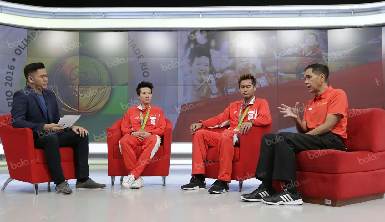 Peraih medali emas bulutangkis Olimpiade Rio 2016, Liliyana Natsir dan Tontowi Ahmad, serta Ketua Umum PBSI, Gita Wirjawan (kanan), saat hadir dalam acara Liputan 6 SCTV di Studio SCTV, SCTV Tower, Jakarta, Kamis (25/8/2016). (Bola.com/Arief Bagus)