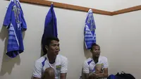 Bek Maung Bandung, Ahmad Jufriyanto dan Supardi Nasir berbincang santai jelang pertandingan semi final kedua Piala Presiden melawan Mitra Kukar di Stadion Si Jalak Harupat, Bandung, Sabtu (10/10/2015). (Bola.com/Vitalis Yogi Trisna)