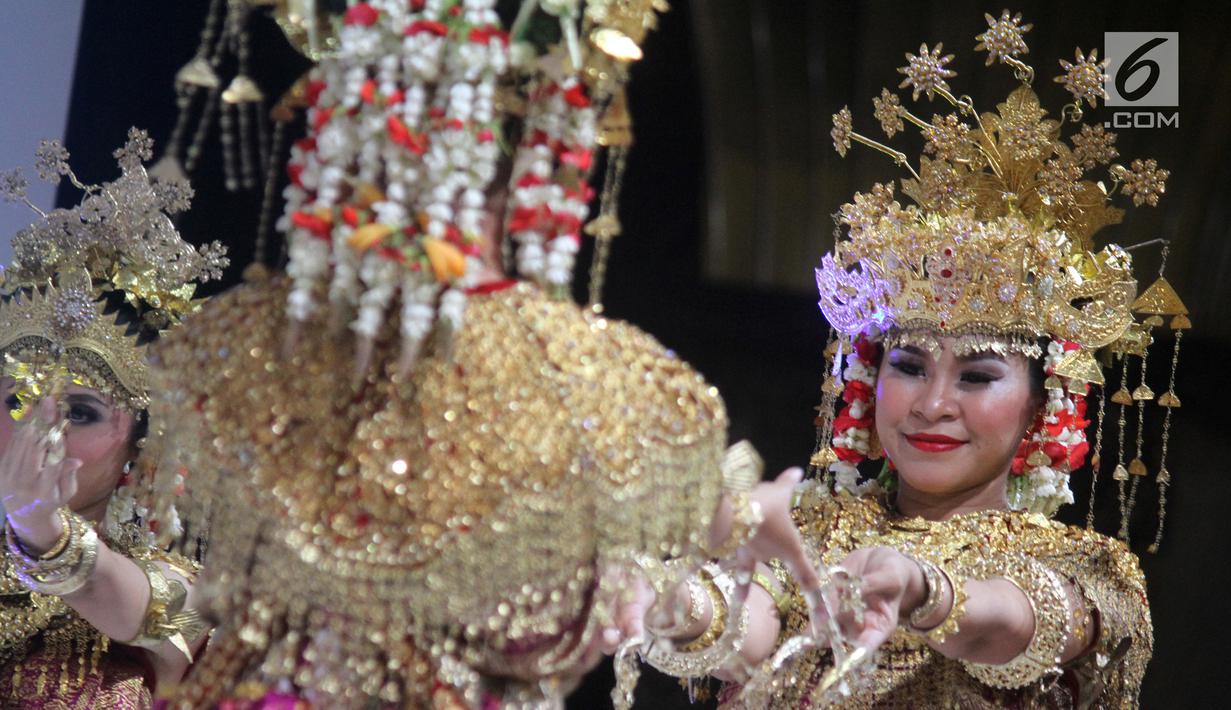 Penari membawakan tarian Gending Sriwijaya pada acara Festival Putri Bumi Sriwijaya (PBS) yang diselenggarakan Indonesia Tionghoa di Jakarta, Kamis (29/3). Pagelaran ini difokuskan pada potensi budaya Sumatera bagian Selatan. (Liputan6.com/Pool/Agus)