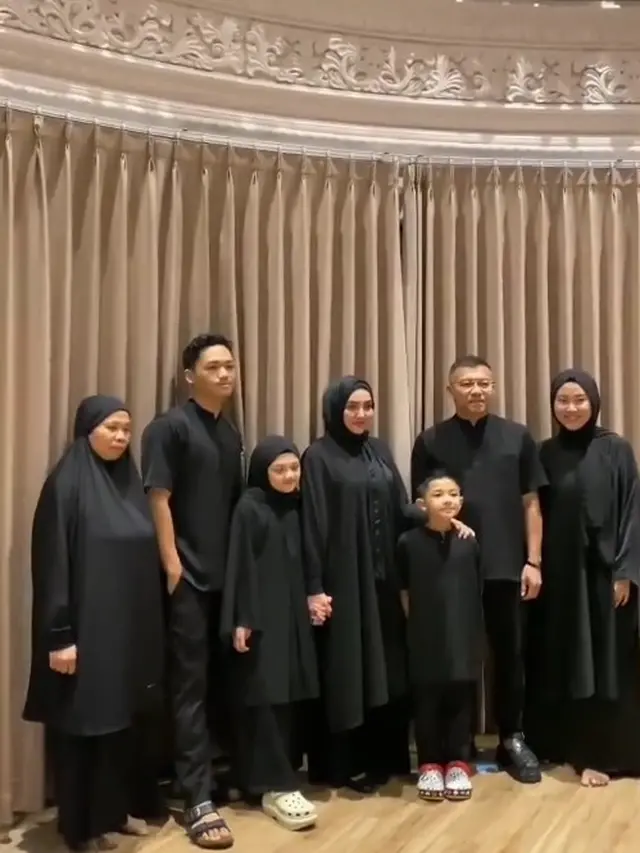 Potret Keluarga The Hermansyah Umroh Bareng, Lebaran Pertama di Tanah Suci