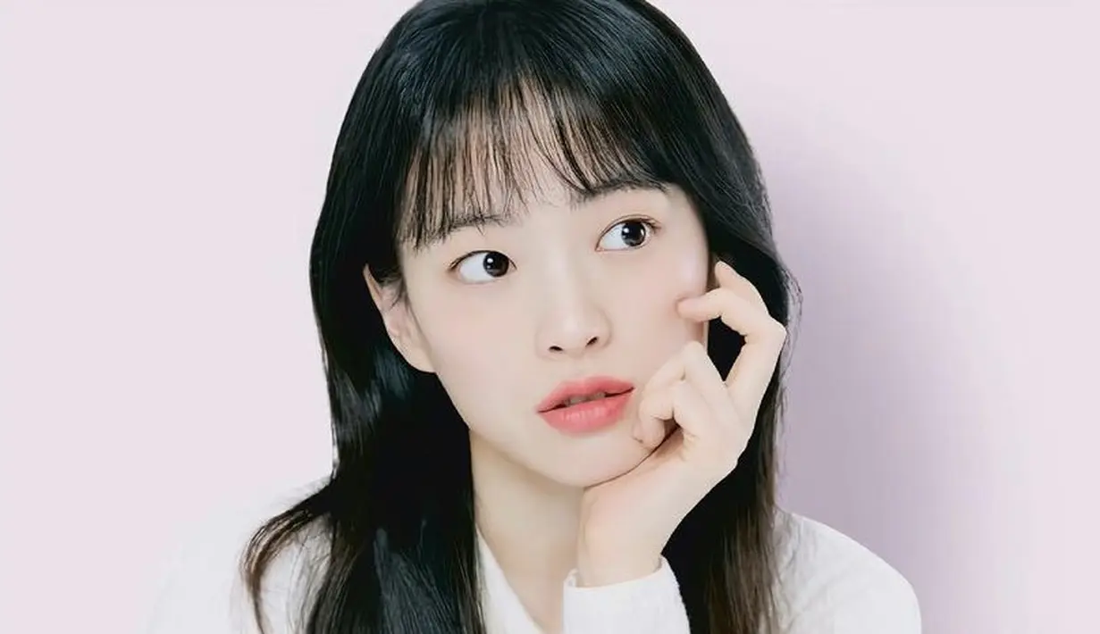 Chun Woo Hee, ada diposisi ke 7, ia berkarir sejak usianya 17 tahun pada tahun 2004. The Beauty Inside (2015), Love, Lies (2016) and The Wailing (2016) beberapa drama yang diperankannya, hingga mendapat 14 penghargaan. @thousand_wooo