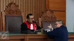 Hakim Tunggal I Wayan Karya berdiskusi dengan kuasa hukum Irman Gusman saat sidang perdana praperadilan mantan Ketua DPD RI itu di PN Jaksel, Selasa (18/10). Irman menggugat penangkapan dan penetapan tersangka dirinya oleh KPK. (Liputan6.com/Helmi Afandi)