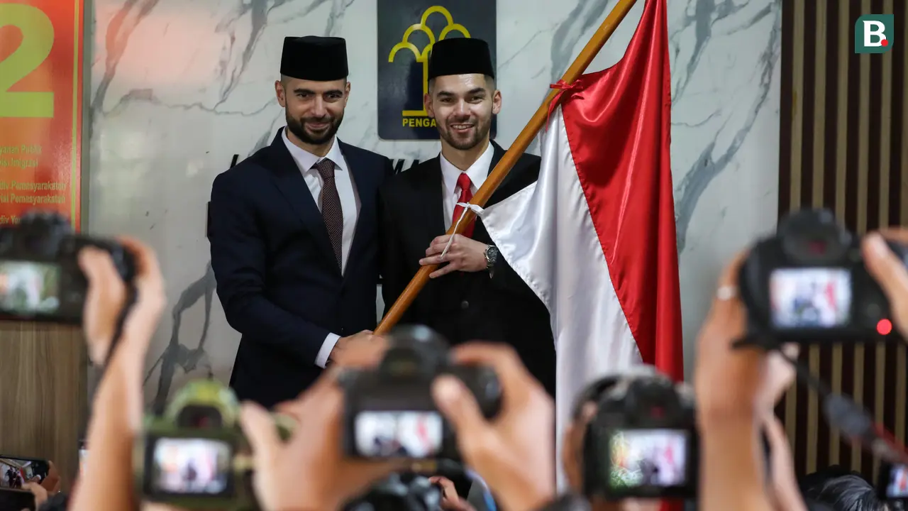 Foto: Pakai Peci Hingga Ucapkan Sumpah, Jordi Amat dan Sandy Walsh Sah Jadi Warlok
