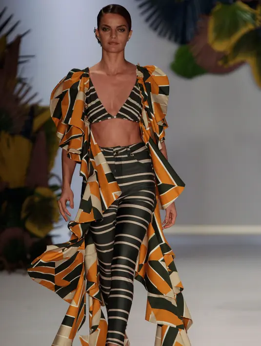 Model berjalan di atas catwalk mengenakan busana karya dari Agua de Coco untuk Liana Thomaz selama Sao Paulo Fashion Week di Sao Paulo, Brasil, (23/4). (AFP Photo/Miguel Schincariol)