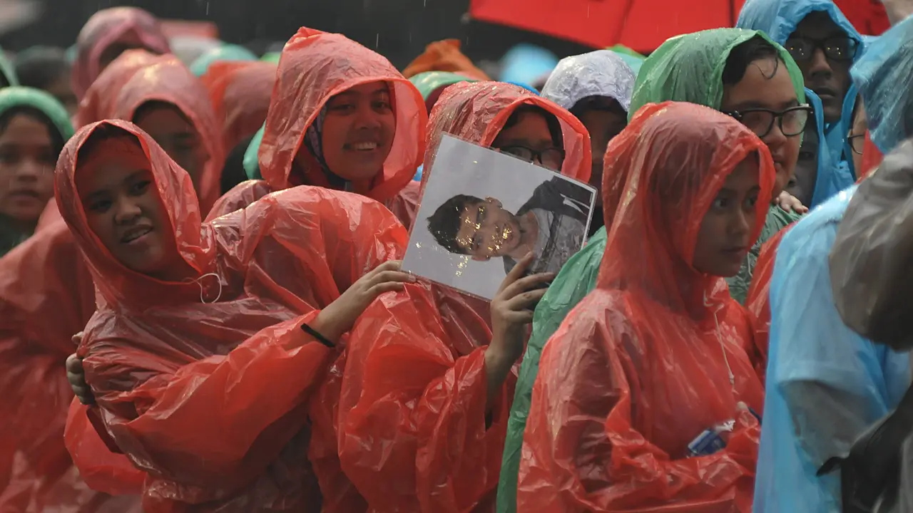 Demi One Direction Puluhan Ribu Fans Rela Hujan-hujanan